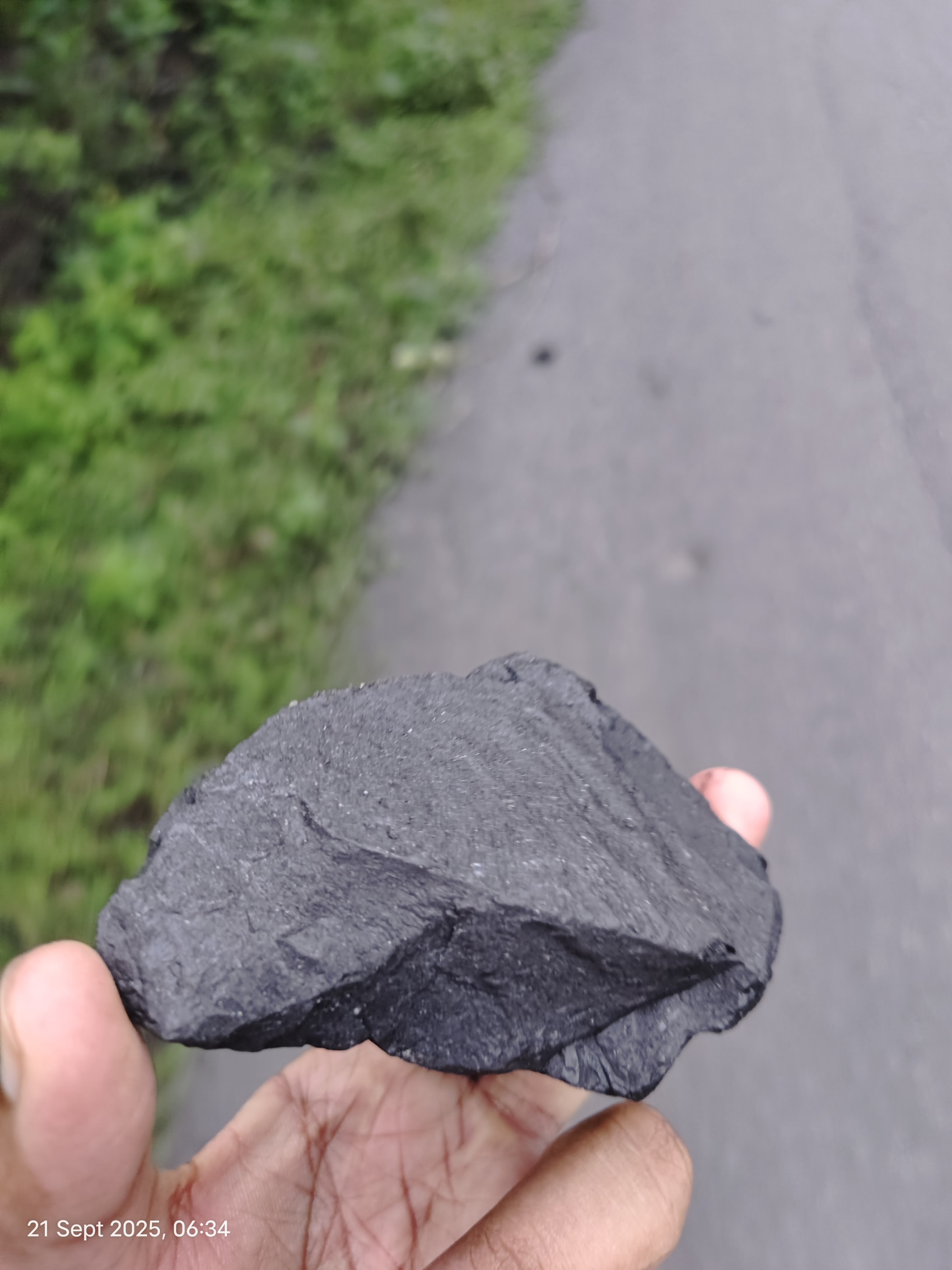 Picture of a small coal block that feel off from the truck
